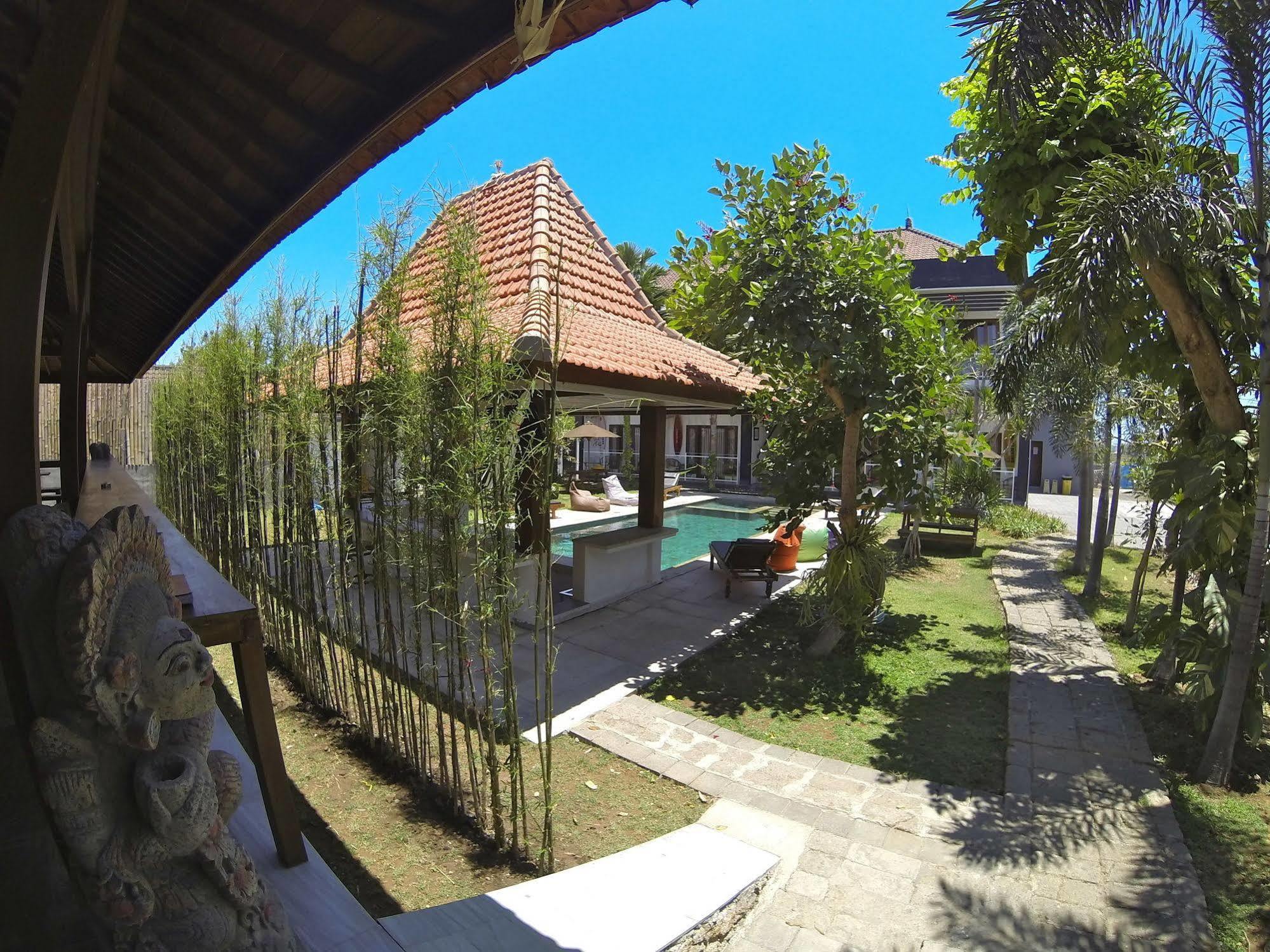 Hotel Premier Surf Camp à Canggu Extérieur photo